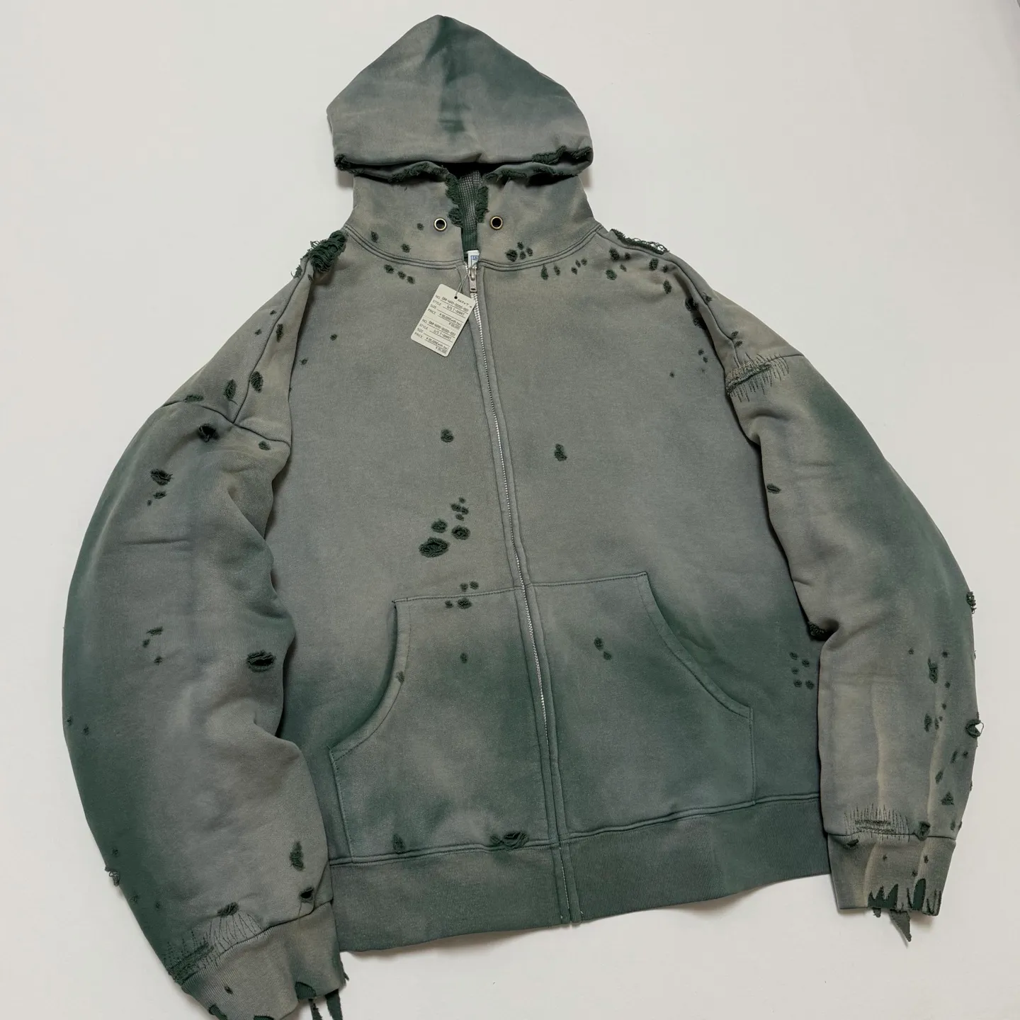 SAINT Mxxxxxx DBL FACE ZIP UP HOODIE/GREEN Double-layer destroyed waffle zipper jacket, washed green S-XL, a style that has been used in the summer. After continuous fine polishing, it has finally been shipped. The finished product is simply a work of art. Super heavy washing and distressing. Multiple water fades. Excessive hand-made wormhole destruction processing. Deconstruction and reorganization embroidery technology. Custom-made zippers with LOGO. The color details of the zipper webbing are also correct. Original grade fruit main label and wash water label. Top purchasing grade. A layer of waffle fabric is added to the inner lining to make the overall texture stronger and increase the comfort and warmth of the wearer.